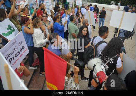 Tunis, Tunisia. 13th Oct, 2022. Tunisian journalists protest outside the government headquarters at the Kasbha.This protest movement aims to defend the sustainability of public media establishments and those confiscated, say the unions, in a joint statement, stressing their rejection of the government's policy aimed at ''liquidating the media' (Credit Image: © Chokri Mahjoub/ZUMA Press Wire) Stock Photo