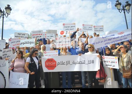 Tunis, Tunisia. 13th Oct, 2022. Tunisian journalists protest outside the government headquarters at the Kasbha.This protest movement aims to defend the sustainability of public media establishments and those confiscated, say the unions, in a joint statement, stressing their rejection of the government's policy aimed at ''liquidating the media' (Credit Image: © Chokri Mahjoub/ZUMA Press Wire) Stock Photo