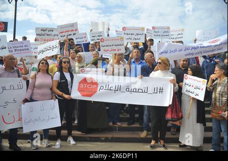 Tunis, Tunisia. 13th Oct, 2022. Tunisian journalists protest outside the government headquarters at the Kasbha.This protest movement aims to defend the sustainability of public media establishments and those confiscated, say the unions, in a joint statement, stressing their rejection of the government's policy aimed at ''liquidating the media' (Credit Image: © Chokri Mahjoub/ZUMA Press Wire) Stock Photo