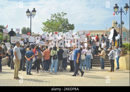 Tunis, Tunisia. 13th Oct, 2022. Tunisian journalists protest outside the government headquarters at the Kasbha.This protest movement aims to defend the sustainability of public media establishments and those confiscated, say the unions, in a joint statement, stressing their rejection of the government's policy aimed at ''liquidating the media' (Credit Image: © Chokri Mahjoub/ZUMA Press Wire) Stock Photo