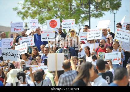 Tunis, Tunisia. 13th Oct, 2022. Tunisian journalists protest outside the government headquarters at the Kasbha.This protest movement aims to defend the sustainability of public media establishments and those confiscated, say the unions, in a joint statement, stressing their rejection of the government's policy aimed at ''liquidating the media' (Credit Image: © Chokri Mahjoub/ZUMA Press Wire) Stock Photo