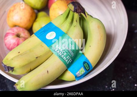 Bowl of fruits at home with a Ripen at Home bananas not packed in plastic bag Stock Photo