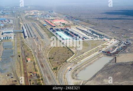 KENYA, Nairobi Terminus, Madaraka railway station for passenger and freight trains to Mombasa, the railway line was financed and built by China, right above Nairobi Nationalpark / KENIA, Nairobi, Nairobi Terminus in Syokimau, Madaraka Bahnhof für Passagier und Fracht Züge nach Mombasa, die Bahnlinie wurde von China Road and Bridge Corporation CRBC gebaut und von der chinesischen EXIM Export-Import-Bank finanziert, rechts oben Nairibi Nationalpark Stock Photo