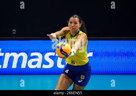 APELDOORN, NETHERLANDS - OCTOBER 13: Ana Carolina Da Silva of Brazil serves during the Semi Final match between Italy and Brazil on Day 19 of the FIVB Volleyball Womens World Championship 2022 at the Omnisport Apeldoorn on October 13, 2022 in Apeldoorn, Netherlands (Photo by Rene Nijhuis/Orange Pictures) Stock Photo