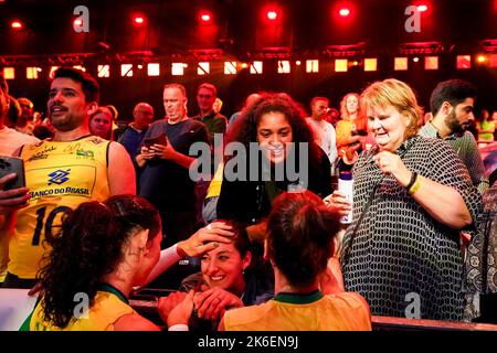 APELDOORN, NETHERLANDS - OCTOBER 13: Ana Carolina Da Silva of Brazil, Anne Buijs of the Netherlands, Celeste Plak of the Netherlands and Roberta Silva Ratzke of Brazil during the Semi Final match between Italy and Brazil on Day 19 of the FIVB Volleyball Womens World Championship 2022 at the Omnisport Apeldoorn on October 13, 2022 in Apeldoorn, Netherlands (Photo by Rene Nijhuis/Orange Pictures) Stock Photo