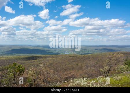 View over the the Delaware Water Gap National Recreation Area, where the Delaware River separates the ridges of New Jersey from those of Pennsylvania Stock Photo