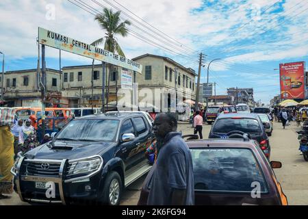 Kumasi, Ghana - April 04, 2022: Busy Street near the Ghana Central Market in Kumasi Stock Photo