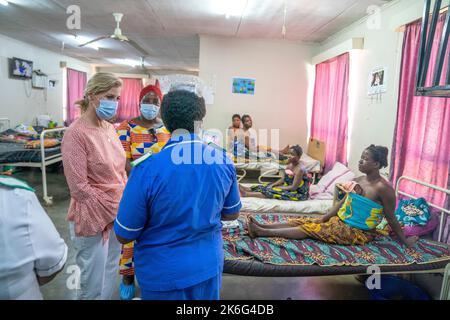 The Countess of Wessex meets staff, mothers and their babies on the Kangaroo Ward in the Maternity Department during a visit to Kamuzu Central Hospital in Lilongwe, Malawi. Picture date: Friday October 14, 2022. Stock Photo