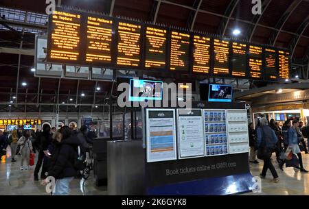 Paddington Railway Station, Bayswater, London, England, UK - GWR departure boards at Peak times Stock Photo