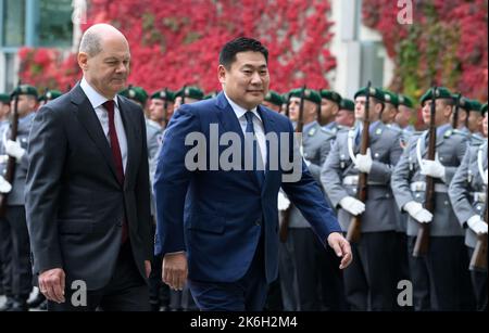 Berlin, Germany. 14th Oct, 2022. Luvsannamsrain Oyun-Erdene, Prime Minister of Mongolia, is greeted with military honors by German Chancellor Olaf Scholz (SPD, l) in front of the Federal Chancellery. Credit: Bernd von Jutrczenka/dpa/Alamy Live News Stock Photo