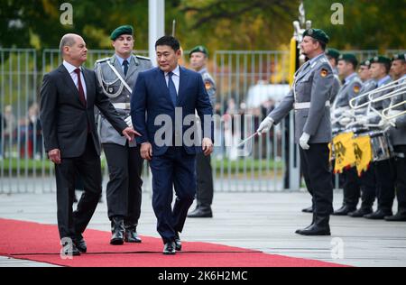 Berlin, Germany. 14th Oct, 2022. Luvsannamsrain Oyun-Erdene, Prime Minister of Mongolia, is greeted with military honors by German Chancellor Olaf Scholz (SPD, l) in front of the Federal Chancellery. Credit: Bernd von Jutrczenka/dpa/Alamy Live News Stock Photo