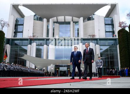 Berlin, Germany. 14th Oct, 2022. Luvsannamsrain Oyun-Erdene, Prime Minister of Mongolia, is greeted with military honors by German Chancellor Olaf Scholz (SPD, r) in front of the Federal Chancellery. Credit: Bernd von Jutrczenka/dpa/Alamy Live News Stock Photo