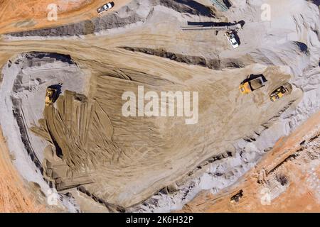 Stone crushing equipment used for rock stones to produce gravel at mechanical conveyor belt Stock Photo