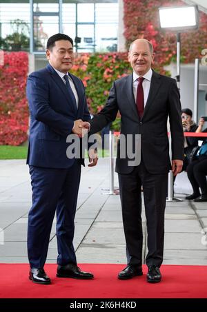 Berlin, Germany. 14th Oct, 2022. Luvsannamsrain Oyun-Erdene, Prime Minister of Mongolia, is greeted with military honors by German Chancellor Olaf Scholz (SPD, l) in front of the Federal Chancellery. Credit: Bernd von Jutrczenka/dpa/Alamy Live News Stock Photo