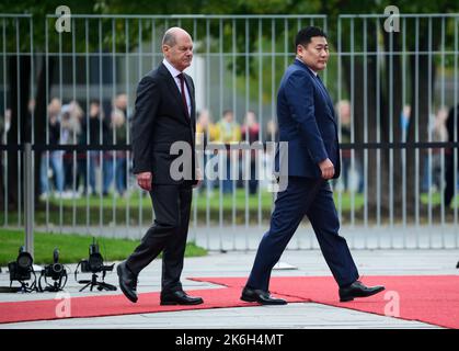 Berlin, Germany. 14th Oct, 2022. Luvsannamsrain Oyun-Erdene, Prime Minister of Mongolia, is greeted with military honors by German Chancellor Olaf Scholz (SPD, l) in front of the Federal Chancellery. Credit: Bernd von Jutrczenka/dpa/Alamy Live News Stock Photo