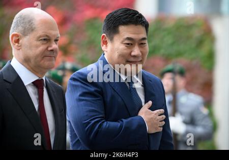 Berlin, Germany. 14th Oct, 2022. Luvsannamsrain Oyun-Erdene, Prime Minister of Mongolia, is greeted with military honors by German Chancellor Olaf Scholz (SPD, l) in front of the Federal Chancellery. Credit: Bernd von Jutrczenka/dpa/Alamy Live News Stock Photo