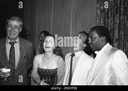 Richard Mulligan, Katherine Helmond, Billy Crystal and Robert Guillaume at the Soap Reunion Party a year after it's cancellation. The party coincides with the filming of it's first segment five years ago. Chasen's in Beverly Hills, California on August 30, 1982. Credit: Ralph Dominguez/MediaPunch Stock Photo