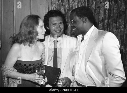 Katherine Helmond, Billy Crystal and Robert Guillaume at the Soap Reunion Party a year after it's cancellation. The party coincides with the filming of it's first segment five years ago. Chasen's in Beverly Hills, California on August 30, 1982. Credit: Ralph Dominguez/MediaPunch Stock Photo