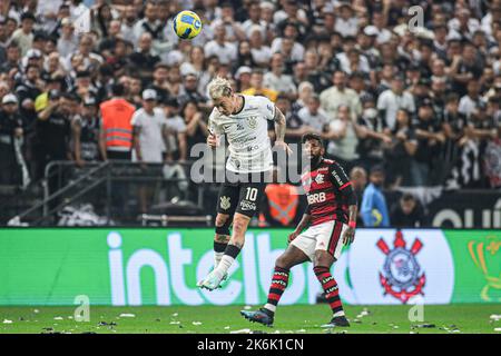 Sao Paulo, Brazil. 14th Oct, 2022. 12th October 2022; Arena Corinthians Stadium, Sao Paulo, Brazil; Final Copa do Brasil 2022, Corinthians versus Flamengo; Roger Guedes of Corinthians wins the header in front of Rodinei of Flamengo Credit: Action Plus Sports Images/Alamy Live News Stock Photo