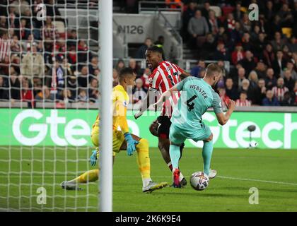 London, UK. 14th Oct, 2022. 14th October 2022; Gtech Community Stadium, Brentford, London, England; Premier League football, Brentford versus Brighton and Hove Albion: Ivan Toney of Brentford backheel's the ball past Adam Webster of Brighton &amp; Hove Albion to score his sides 1st goal in the 27th minute to make it 1-0 Credit: Action Plus Sports Images/Alamy Live News Stock Photo