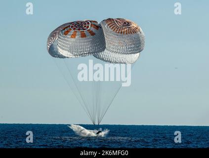Jacksonville, Florida, USA. 14th Oct, 2022. The SpaceX Crew Dragon Freedom capsule splashes down in the Atlantic Ocean off Florida in a return trip from the International Space Station on Friday. (Credit Image: © Bill Ingalls/NASA via ZUMA Press Wire Service) Credit: ZUMA Press, Inc./Alamy Live News Stock Photo