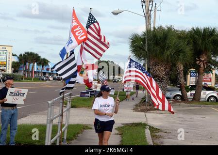 Indian Harbour Beach, Brevard County, Florida, USA. October 14, 2022. Political sign waving event and sign giveaway along the Eau Gallie Blvd. in support of Florida Governor Rob DeSantis. Credit: Julian Leek/Alamy Live News Stock Photo