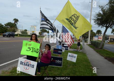 Indian Harbour Beach, Brevard County, Florida, USA. October 14, 2022. Political sign waving event and sign giveaway along the Eau Gallie Blvd. in support of Florida Governor Rob DeSantis. Credit: Julian Leek/Alamy Live News Stock Photo