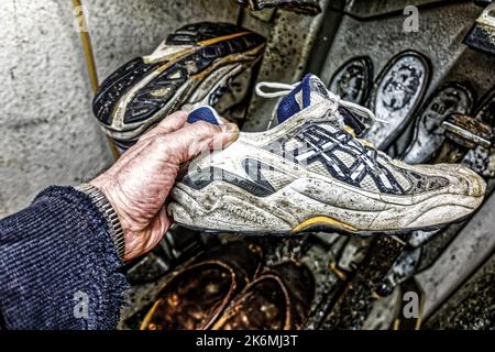 Alter Schuhe Reparatur beim Schuhmacher ,Linden ,Hannover Stock Photo