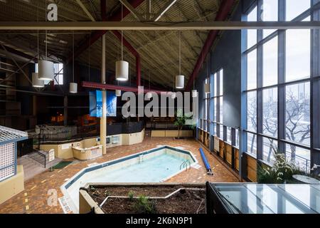 An elevated view of the indoor swimming pool at the now demolished Holiday Inn Yorkdale Hotel in Toronto, Ontario, Canada. Stock Photo