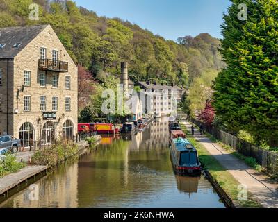 29 April 2022: Hebden Bridge, West Yorkshire, UK - Narrowboats moored along the banks of the Rochdale Canal in Hebden Bridge in Spring. Stock Photo