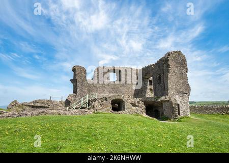 14 May 2022: Kendal, Cumbria, UK - Part of the ruins of Kendal Castle on a fine spring day. This is part of the old Manor Hall. Stock Photo