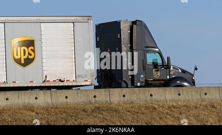 Richmond, British Columbia, Canada. 6th Oct, 2022. A UPS semi tractor-trailer truck, powered by compressed natural gas, in traffic. (Credit Image: © Bayne Stanley/ZUMA Press Wire) Stock Photo