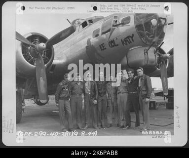 Lt. Harding And Crew Of The 381St Bomb Group In Front Of The Boeing B-17 'Flying Fortress' 'Ice Col' Katy' At 8Th Air Force Station 167, Ridgewell, Essex County, England, 9 August 1944. Stock Photo