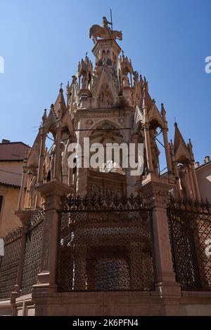 Marble sarcophagus and the tombstone of Cassignorio Scaligeri in Arche Scaligere in Verona, Italy - July, 2022 Stock Photo