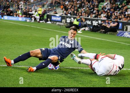 Melbourne, Victoria, Australia. 15th Oct, 2022. CHIS IKONOMDIS of Melbourne Victory collides with JARROD CARLUCCIO of Western Sydney Wanderers in Australian A-League action at AAMI Park. (Credit Image: © Chris Putnam/ZUMA Press Wire) Credit: ZUMA Press, Inc./Alamy Live News Stock Photo