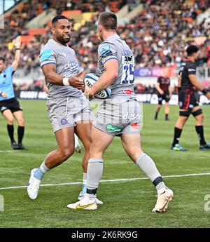 Barnet, United Kingdom. 15th Oct, 2022. Premiership Rugby. Saracens V Bath Rugby. StoneX Stadium. Barnet. Try scorer Matt Gallagher (Bath, 15) is congratulated by Joe Cokanasiga (Bath) during the Saracens V Bath Rugby Gallagher Premiership rugby match. Credit: Sport In Pictures/Alamy Live News Stock Photo