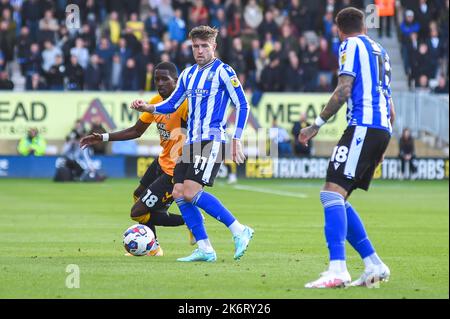 Josh Windass (11 Sheffield Wednesday) challenged by Shilow Tracey (18 Cambridge United) during the Sky Bet League 1 match between Cambridge United and Sheffield Wednesday at the R Costings Abbey Stadium, Cambridge on Saturday 15th October 2022. (Credit: Kevin Hodgson | MI News) Credit: MI News & Sport /Alamy Live News Stock Photo