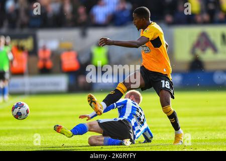 Barry Bannan (10 Sheffield Wednesday) Shilow Tracey (18 Cambridge United) chllenge for the ballduring the Sky Bet League 1 match between Cambridge United and Sheffield Wednesday at the R Costings Abbey Stadium, Cambridge on Saturday 15th October 2022. (Credit: Kevin Hodgson | MI News) Credit: MI News & Sport /Alamy Live News Stock Photo