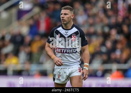 Newcastle, UK. 15th Oct, 2022. George Williams of England kicks up ...