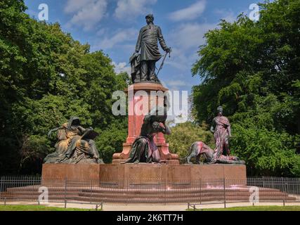 Germany, Berlin, 20. 07. 2020, Otto von Bismarck monument smeared with paint, lettering 'Decolonize Berlin' (Berlin dekolonialisieren), Buendnis Stock Photo