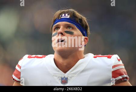 New York Giants' David Sills V makes a catch during the second half an NFL  football game against the Carolina Panthers, Sunday, Sept. 18, 2022, in  East Rutherford, N.J. (AP Photo/Noah K.