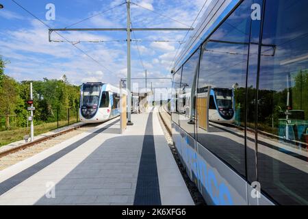 Paris, moderne Straßenbahn T13,  St-Cyr // Paris, Modern Tramway T13, St-Cyr Stock Photo