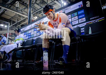 SAINT-QUENTIN-EN-YVELINES - Harrie Lavreysen is preparing for the sprint final on the final day of the UCI Track Cycling World Championships in France. ANP ROBIN VAN LONKHUIJSEN Stock Photo