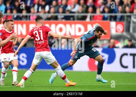 ALKMAAR - (lr) Sam Beukema of AZ, Santiago Gimenez of Feyenoord during the Dutch Eredivisie match between AZ Alkmaar and Feyenoord at the AFAS stadium on October 16, 2022 in Alkmaar, Netherlands. ANP OLAF KRAAK Stock Photo