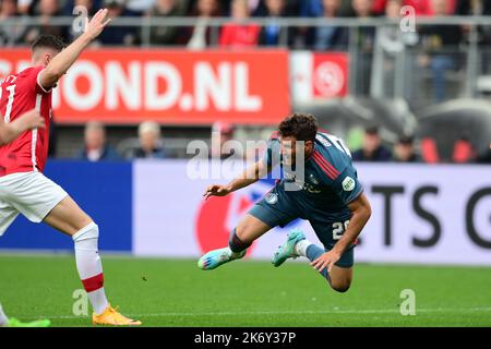 ALKMAAR - (lr) Sam Beukema of AZ, Santiago Gimenez of Feyenoord during the Dutch Eredivisie match between AZ Alkmaar and Feyenoord at the AFAS stadium on October 16, 2022 in Alkmaar, Netherlands. ANP OLAF KRAAK Stock Photo