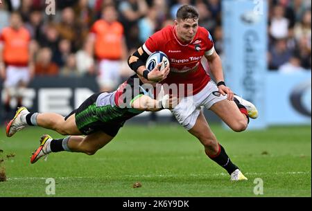 Twickenham, United Kingdom. 16th Oct, 2022. Premiership Rugby. Harlequins V Leicester Tigers. The Stoop. Twickenham. Freddie Steward (Leicester) goes past the diving tackle from Cadan Murley (Harlequins) during the Harlequins V Leicester Tigers Gallagher Premiership rugby match. Credit: Sport In Pictures/Alamy Live News Stock Photo