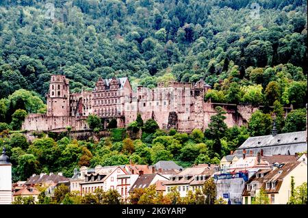 Heidelberg  (Baden-Wuerttemberg, Germany). Schloss Heidelberg oberhalb vom Neckar; castle on the Neckar River Stock Photo