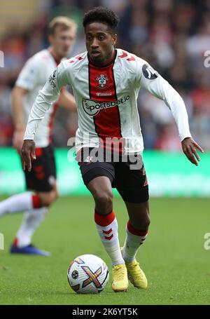 Southampton, UK. 16th Oct, 2022. Lucas Paquetá of West Ham United warms ...