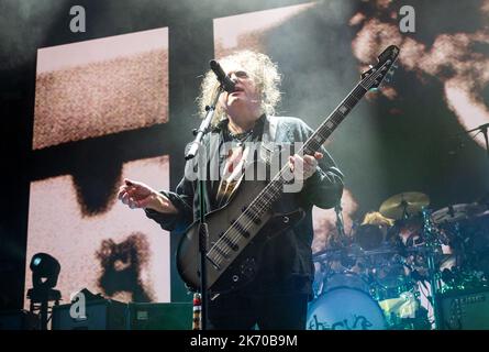 Hamburg, Germany. 16th Oct, 2022. Robert Smith, frontman of 'The Cure', plays with his band at Barclays Arena. 'The Cure' have started their European tour. Credit: Daniel Bockwoldt/dpa/Alamy Live News Stock Photo