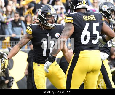 Pittsburgh Steelers offensive tackle Dan Moore Jr. (65) lines up for the  play during an NFL football game against the Cincinnati Bengals, Sunday,  Nov. 28, 2021, in Cincinnati. (AP Photo/Emilee Chinn Stock